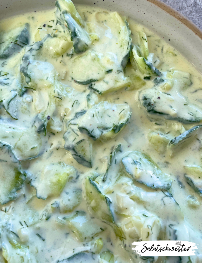 Klassischer Gurkensalat mit Dill und saurer Sahne