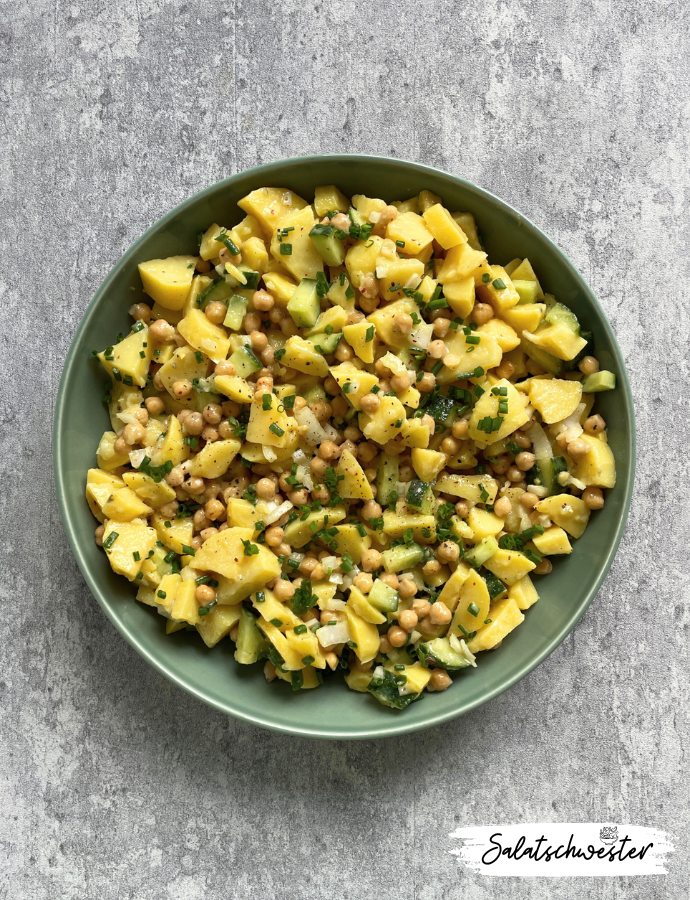 Frischer Kartoffelsalat mit Gurkenwürfeln und Kichererbsen in Schüssel serviert