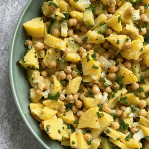 Bunter Kartoffelsalat mit Kräutern als leichte Beilage