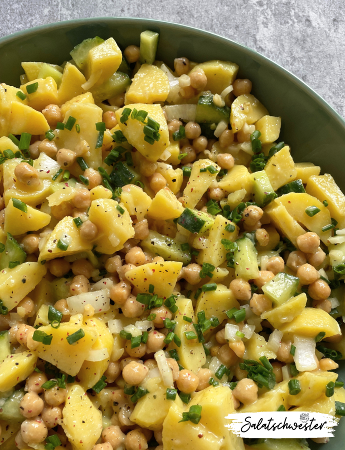 Kartoffelsalat mit Gurke und Zwiebeln als gesundes Mittagessen