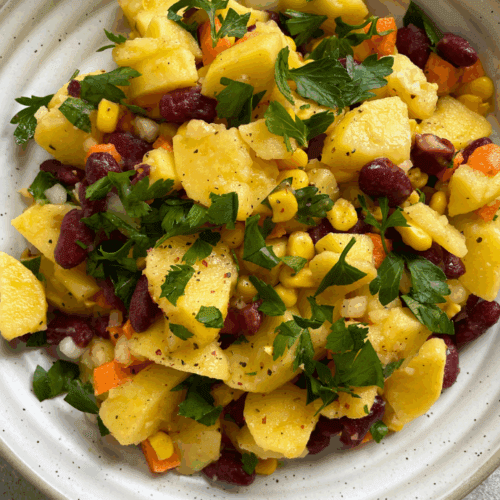 Bunter Kartoffelsalat mit Mais, Bohnen und Karottenstückchen