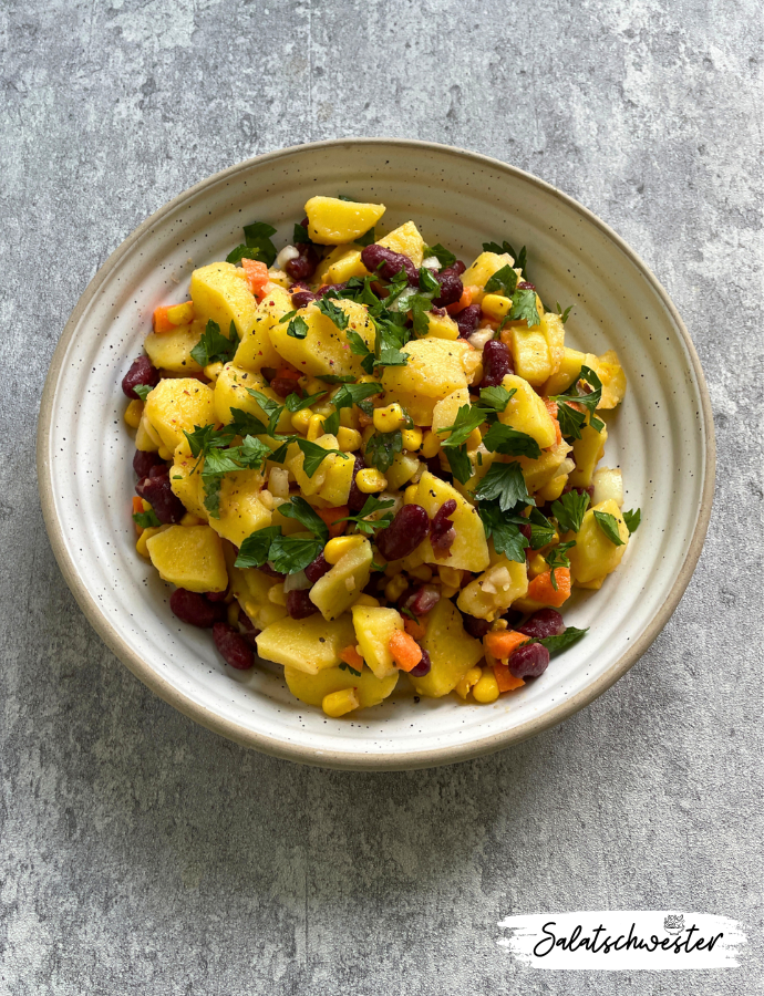 Kartoffelsalat mit Gemüse und frischen Kräutern als leichte Beilage