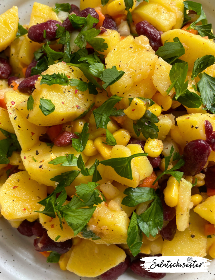 Veganer Kartoffelsalat mit Mais, Kidneybohnen und Petersilie