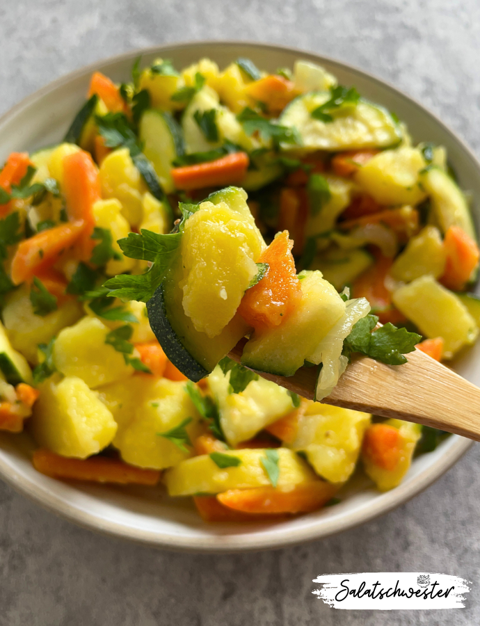 Cremiger Kartoffelsalat ohne Mayo mit Möhren, Zucchini und frischen Kräutern.
