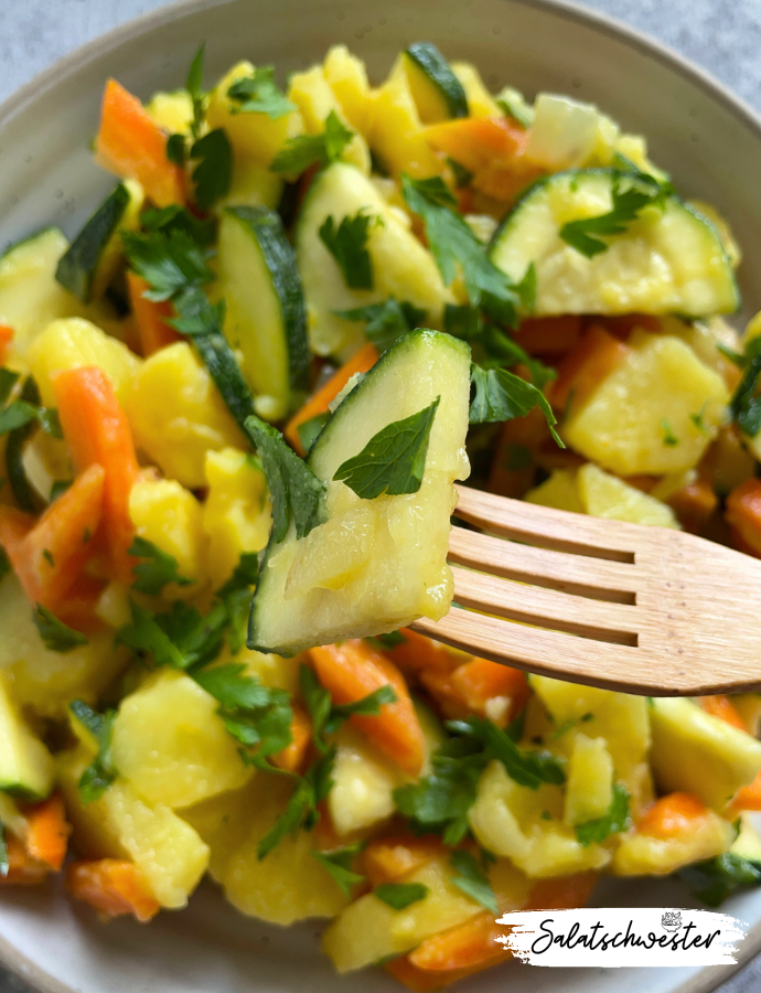 Zucchini-Möhren-Kartoffelsalat als sommerliche Beilage zum Grillen.