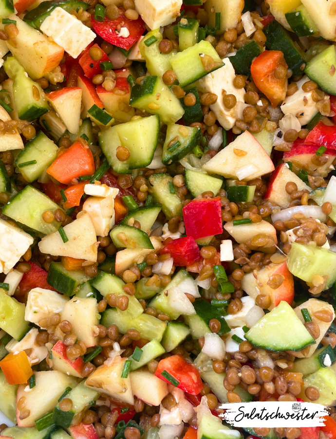 Proteinreicher Salat mit Linsen, Feta und frischem Schnittlauch, angerichtet auf einem Teller