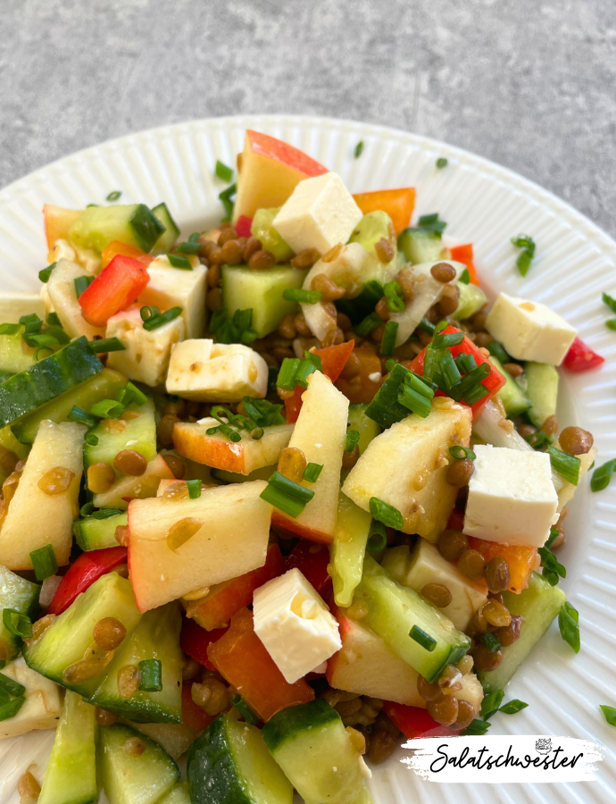 Herbstlicher Linsensalat mit knackigem Gemüse, Apfel und cremigem Dressing