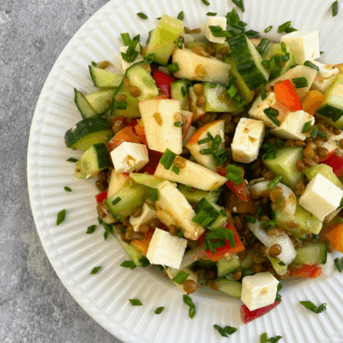 Fruchtiger Salat mit Linsen, Apfelstücken und würzigem Feta als leichte Mahlzeit