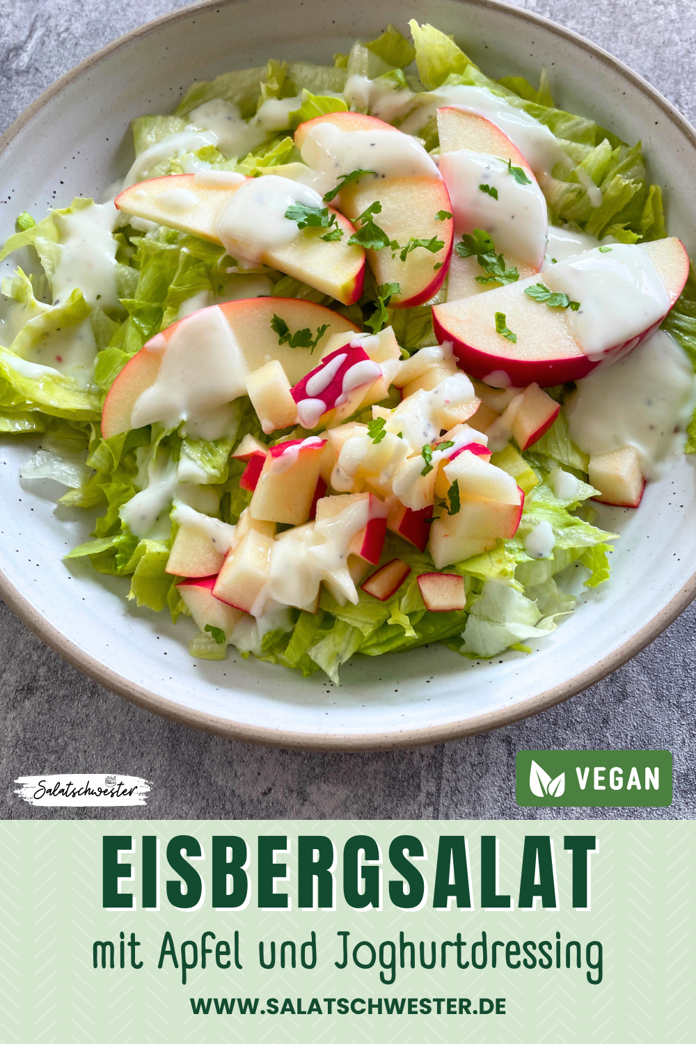 Frischer Eisbergsalat mit Apfel und Joghurtdressing auf hellem Untergrund – ein leichter, veganer Salat für jeden Tag und jede Jahreszeit.