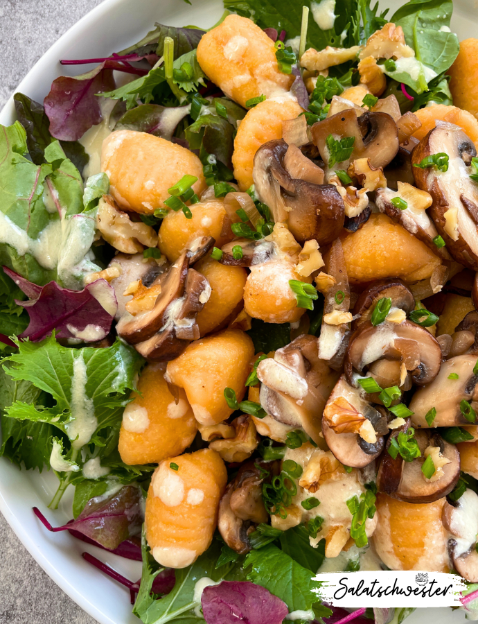 Lauwarmer veganer Gnocchisalat mit gebratenen Champignons und Zwiebeln