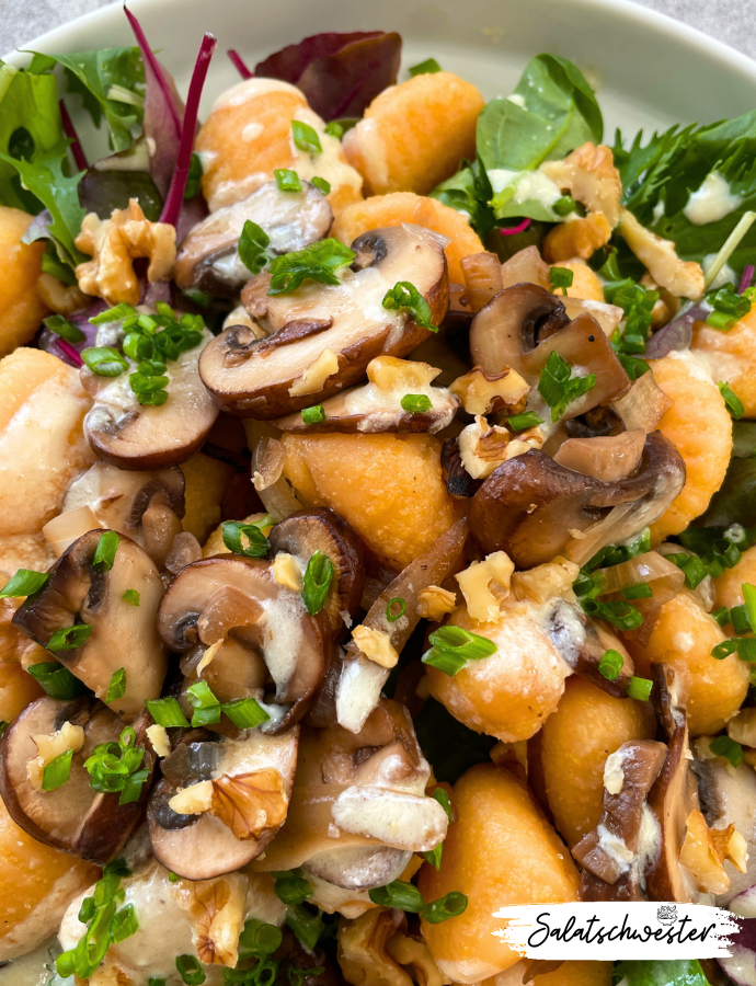 Cremiger Gnocchisalat vegan mit Wildkräutern, Joghurtdressing und Walnüssen