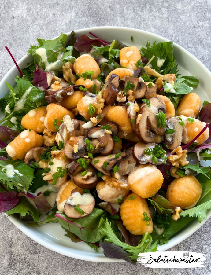 Bunter Herbstsalat mit Gnocchi, Pilzen und knackigen Wildkräutern