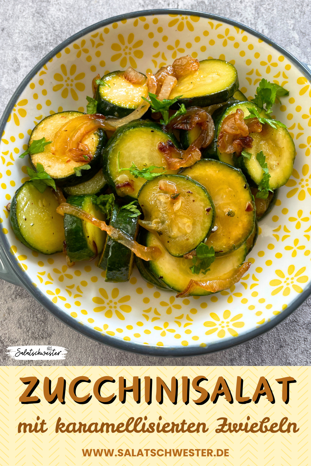 Veganer kalter Zucchinisalat mit Zwiebeln, fotografiert auf einem Holztisch mit Kräuter-Deko – ideal für die saisonale Küche.