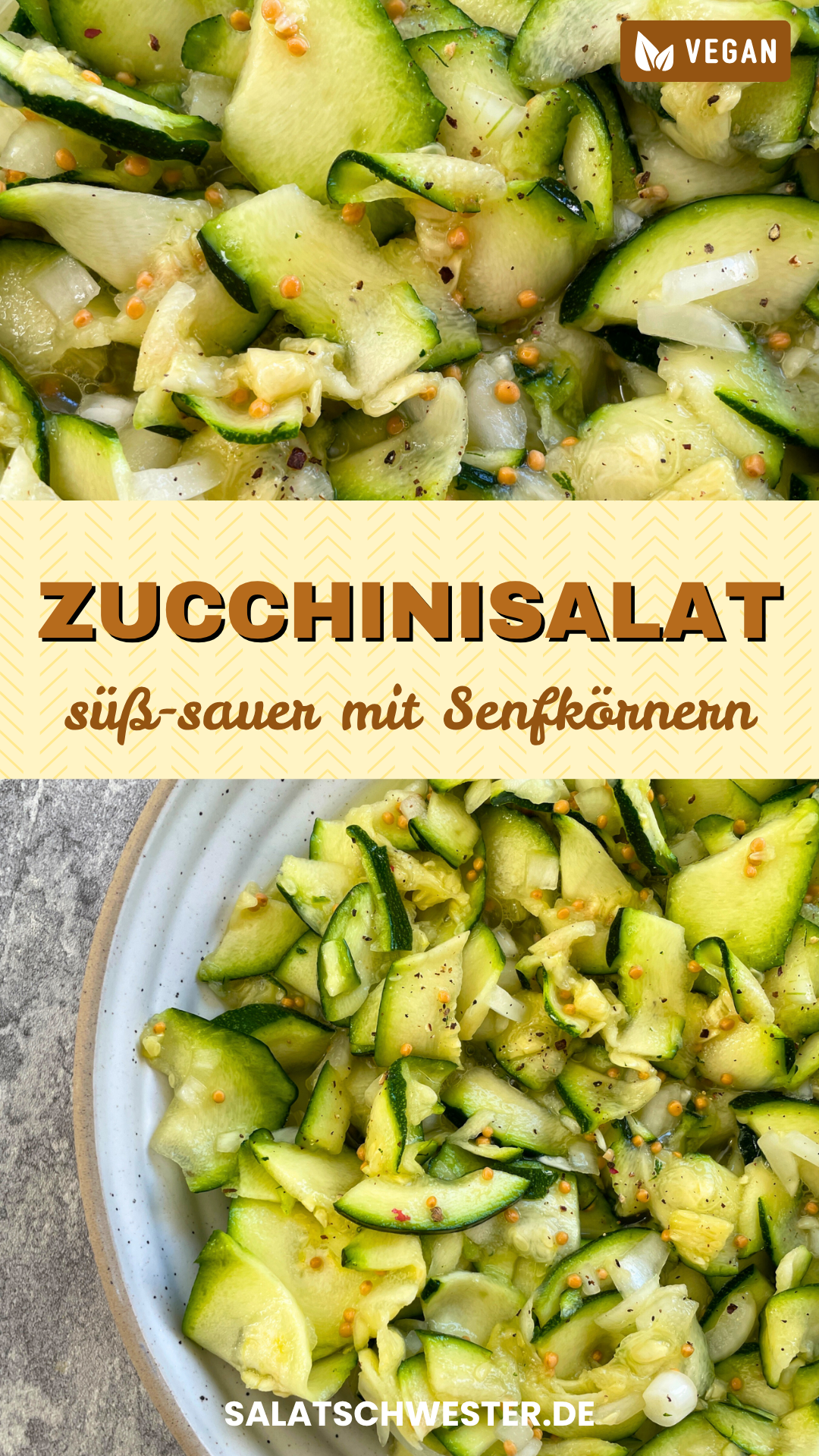 Zucchinisalat mit Senfkörnern süß-sauer auf Teller angerichtet.