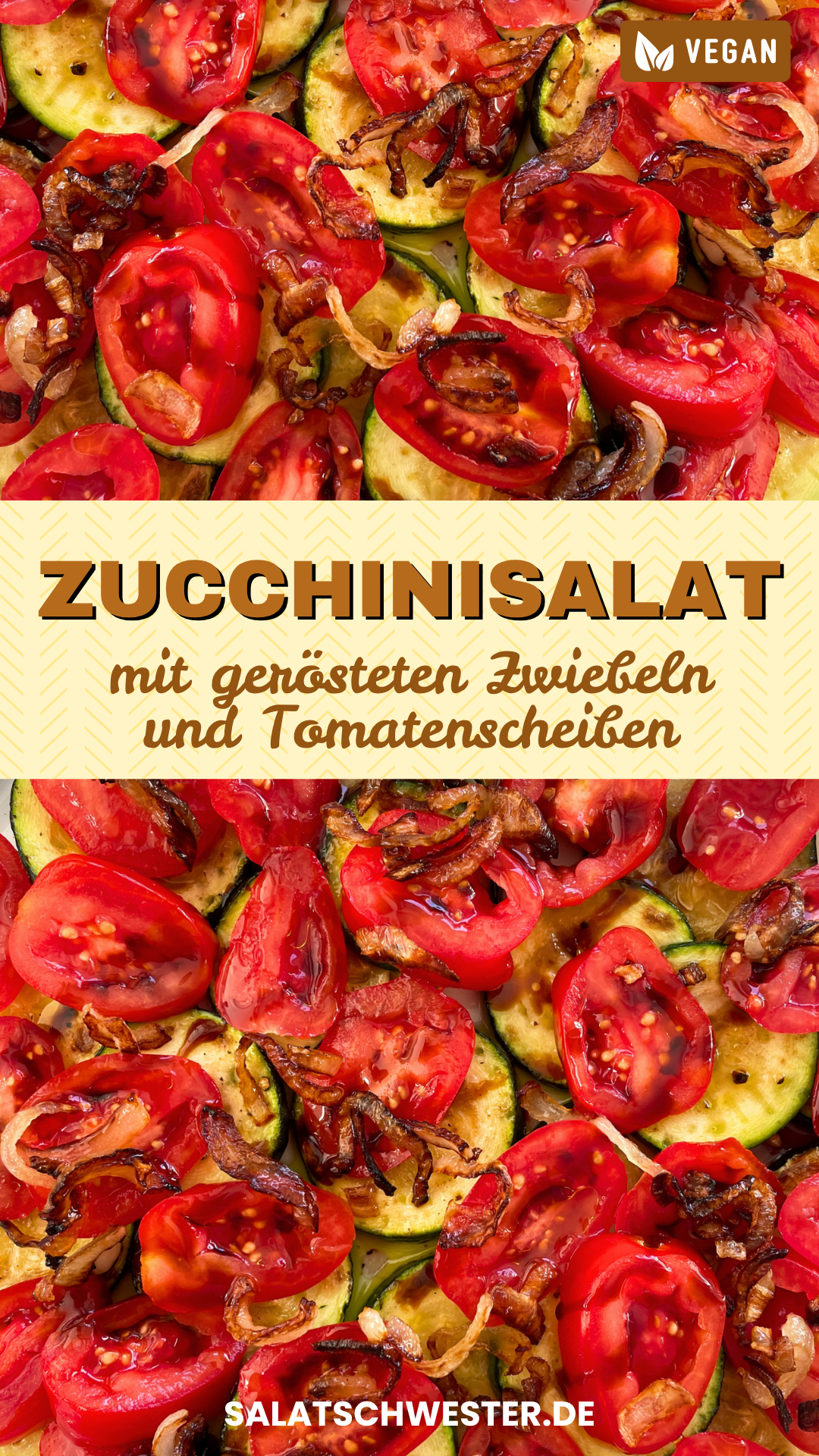 Frischer Zucchinisalat angerichtet mit Tomatenscheiben, gebratenen Zwiebeln und Granatapfelsirup