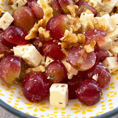 Einfacher Trauben-Feta-Salat mit Walnüssen – schnell zubereitet und perfekt zum Mitnehmen