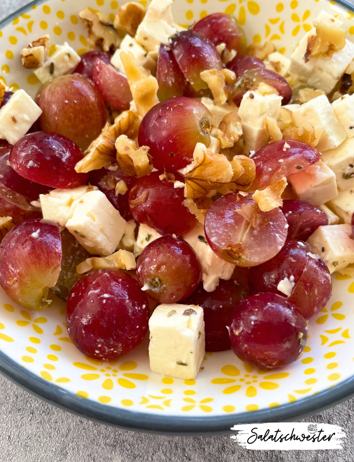 Einfacher Trauben-Feta-Salat mit Walnüssen – schnell zubereitet und perfekt zum Mitnehmen