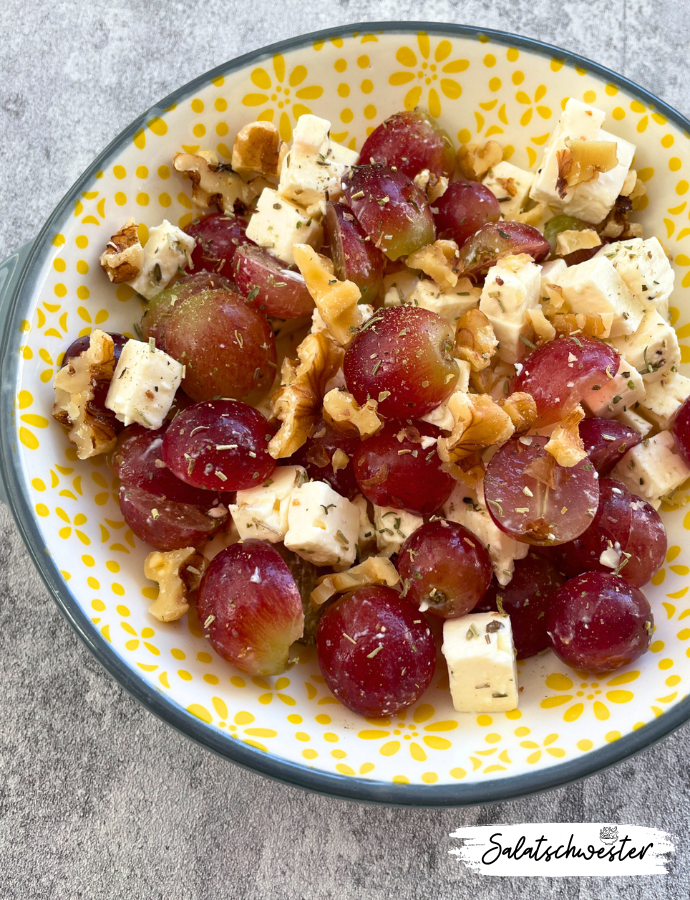 Gesunder Salat mit Trauben, Feta und Walnüssen als leichtes Mittagessen oder Abendessen