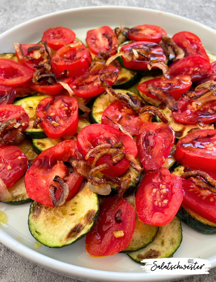 Leichter Gemüsesalat mit Zucchini, Tomaten und gebratenen Zwiebeln – perfekt als vegetarische Beilage