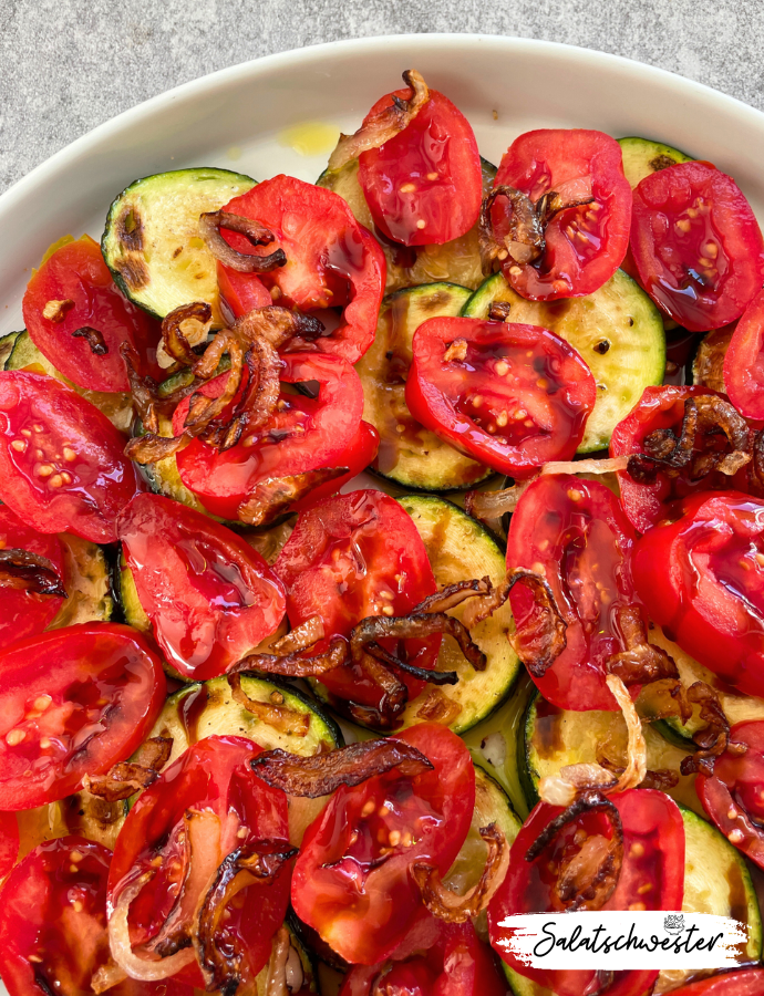 Zucchinisalat mit Tomaten und Zwiebeln | Salatschwester