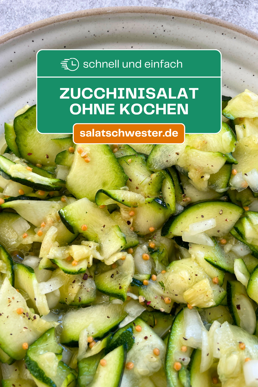 Frischer Zucchinisalat mit Zwiebeln und Senfkörnern in Schüssel.