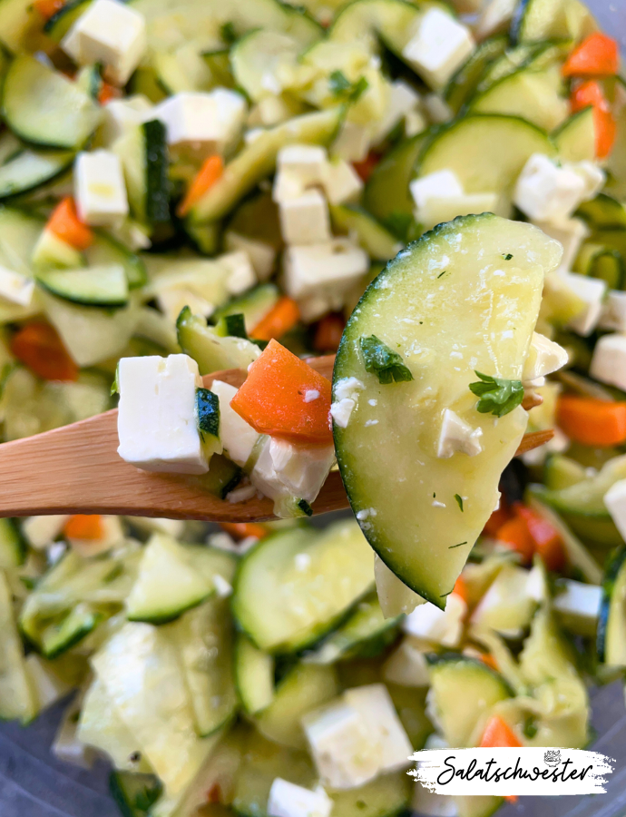 Bunter Zucchinisalat mit Karottenwürfeln, cremigem Feta und frischem Dressing.