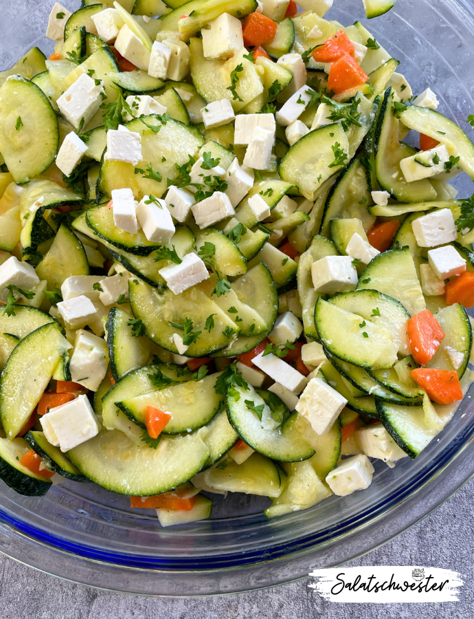 Herbstsalat mit Zucchini, Karotten und Feta – einfach zubereitet und würzig im Geschmack.