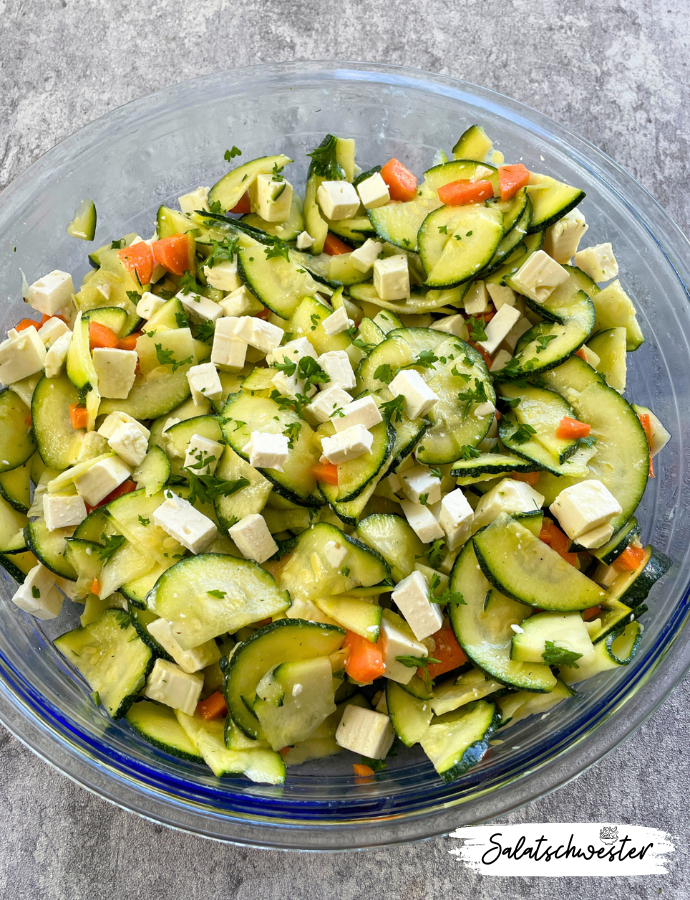 Rezeptidee für einen herbstlichen Zucchinisalat mit Karotten und Feta in leichter Vinaigrette.