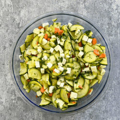 Cremiger Zucchinisalat mit Karotten und Feta als bunte Herbstbeilage.