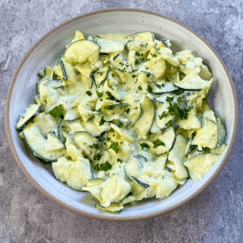 Zucchinisalat mit Zwiebeln, Kräutern und cremigem Sahnedressing