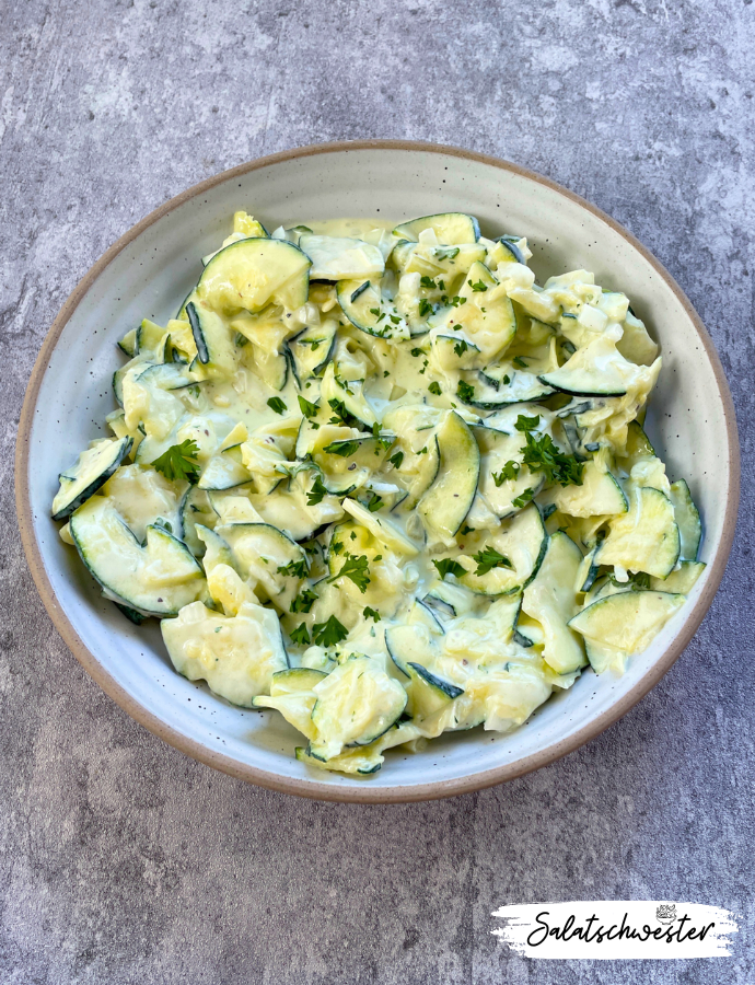 Zucchinisalat mit Zwiebeln, Kräutern und cremigem Sahnedressing