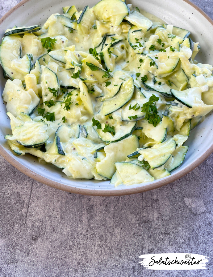 Einfacher Zucchinisalat mit saurer Sahne – frisch und würzig