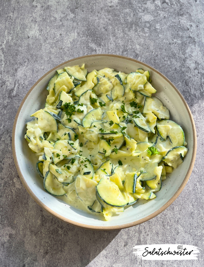 Leichter Zucchinisalat mit Kräutern und cremiger Sauce