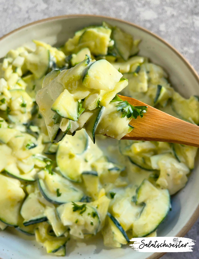 Beilagensalat aus Zucchini mit Dressing aus saurer Sahne