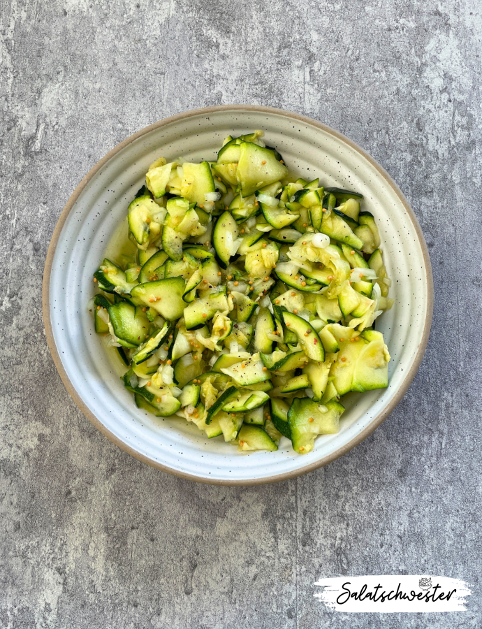 Süß-saurer Zucchinisalat mit feinem Dressing und Kräutern.