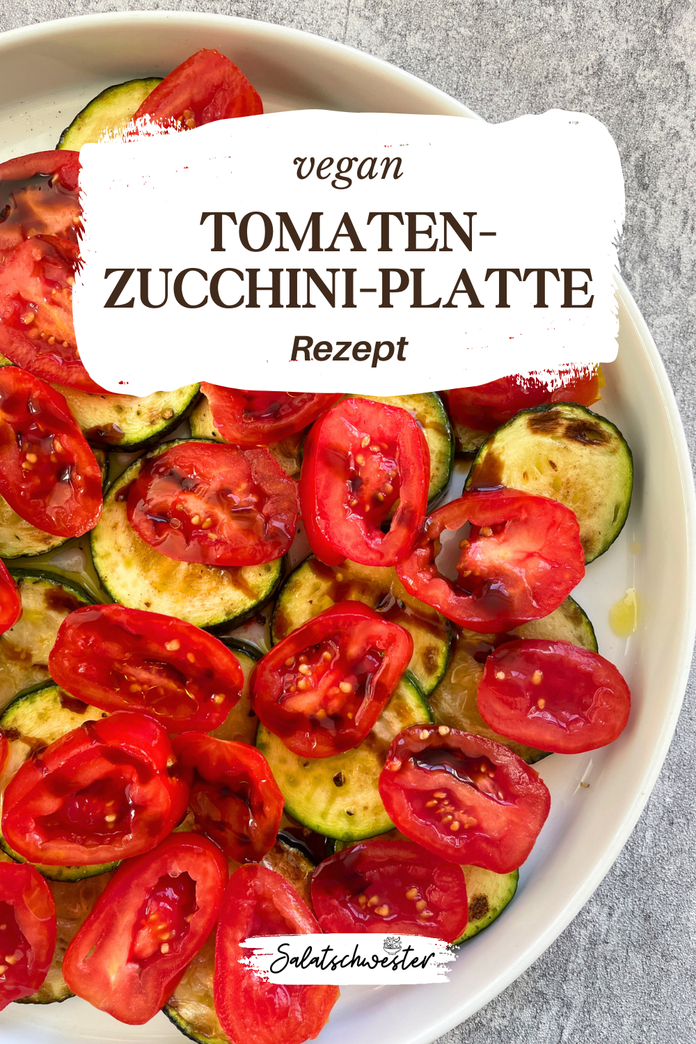 Frischer Zucchinisalat angerichtet mit Tomatenscheiben, gebratenen Zwiebeln und Granatapfelsirup