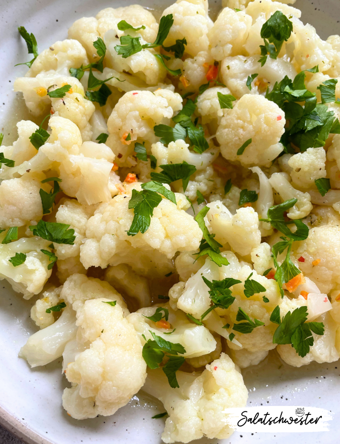 Blumenkohlsalat mit frischer Petersilie garniert.