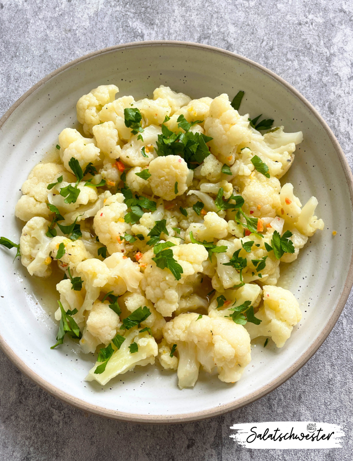 Kalter Blumenkohlsalat als gesunde Beilage.
