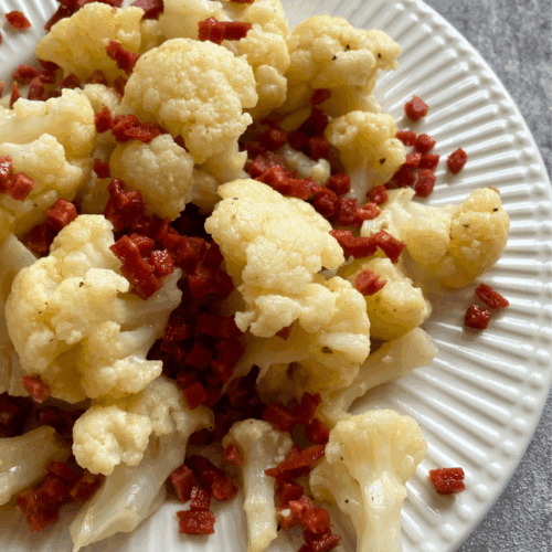Gesunder Blumenkohlsalat als Beilage oder leichtes Abendessen.