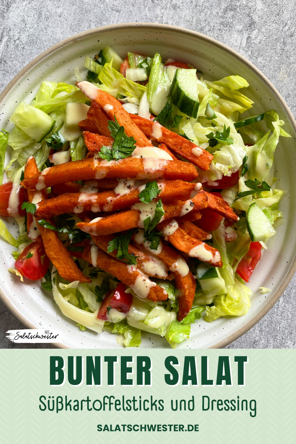 Frischer Herbstsalat mit Süßkartoffeln, Tomaten und Gurke
