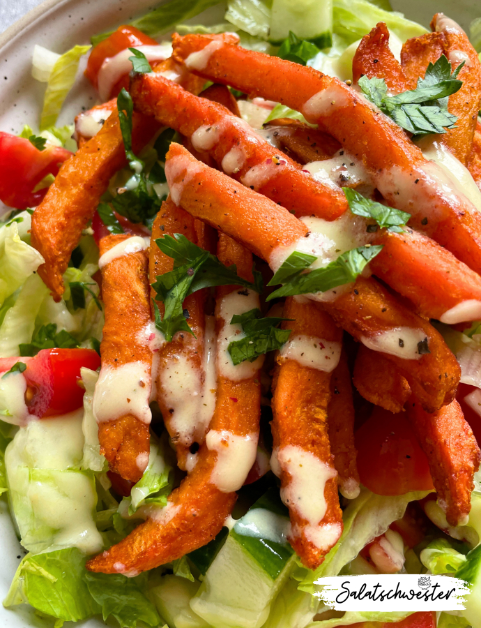 Bunter Herbstsalat mit knusprigen Süßkartoffelpommes und cremigem Senfdressing