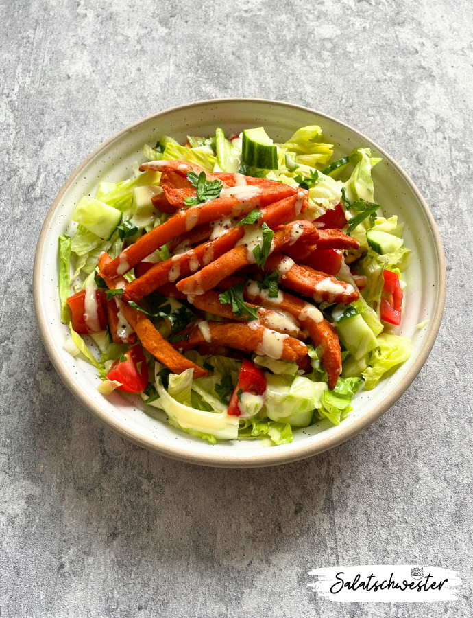 Herbstsalat mit Eisbergsalat, Tomaten, Gurke und Süßkartoffelpommes“
