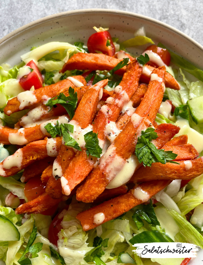 Herbstsalat mit Eisbergsalat, Tomaten, Gurke und Süßkartoffelpommes“