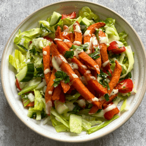 Schneller veganer Herbstsalat mit süßem Senfdressing und Kräutern
