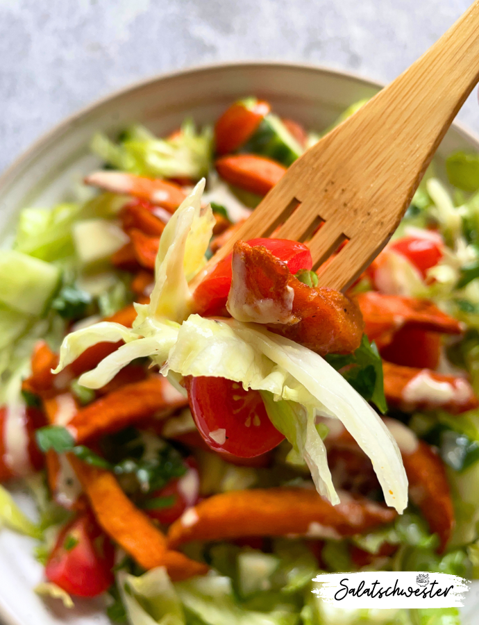 Servieridee: Herbstsalat mit knusprigen Pommes und cremigem Dressing