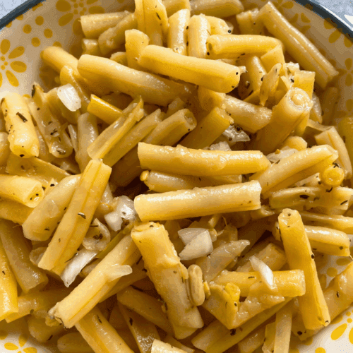 Traditioneller Bohnensalat mit Bohnenkraut und Zwiebeln