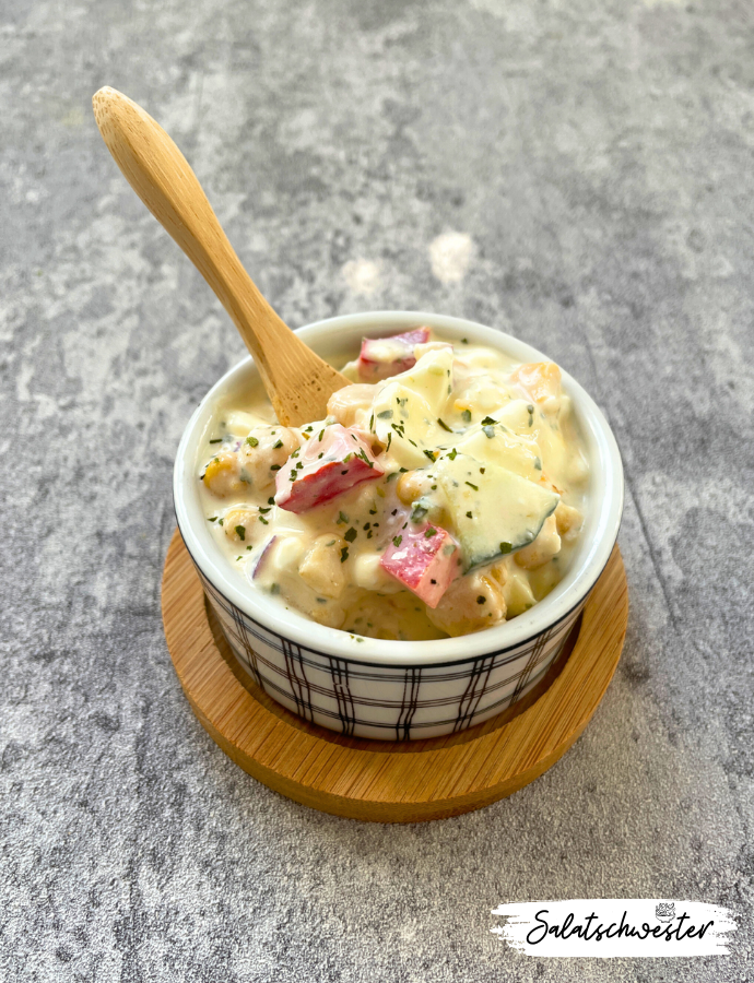 Cremiger Eiersalat mit Bärlauch und Hüttenkäse in einer Schüssel angerichtet.