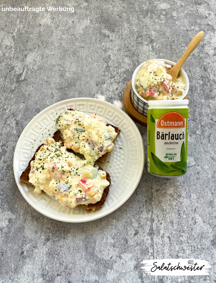 Gesunder Eiersalat ohne Mayonnaise mit Mais und Paprika.