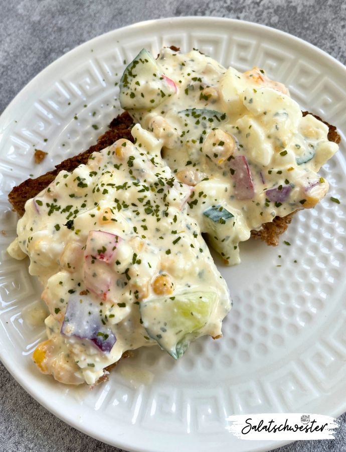 Frühlingshafter Eiersalat mit frischem Bärlauch und Gemüse.
