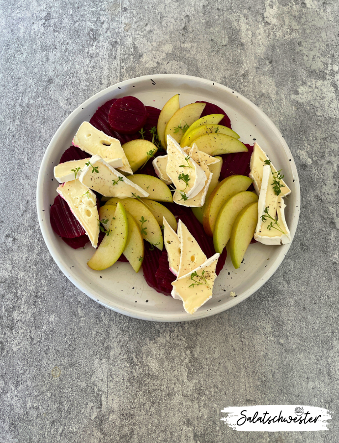 Frischer Frühlingssalat mit cremigem Camembert.